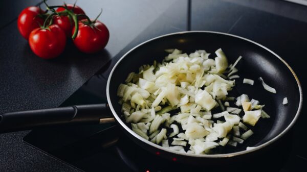 Zwiebeln braten