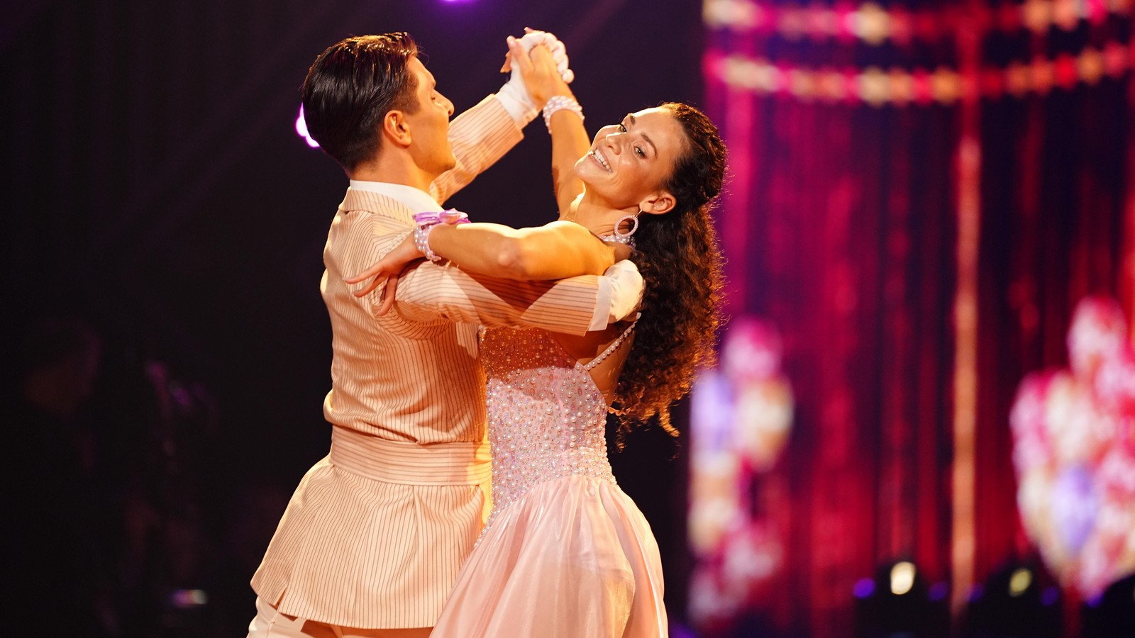 Schwere Kindheit: Für "Let's Dance"-Star Betty Taube war das Kinderheim die letzte Rettung 61 Alexandru Ionel und Betty Taube bei "Let's Dance" 2026