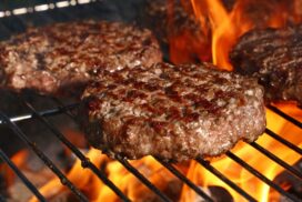 Mit dem Eiswürfel-Trick wird der Burger auf dem Grill extrem saftig