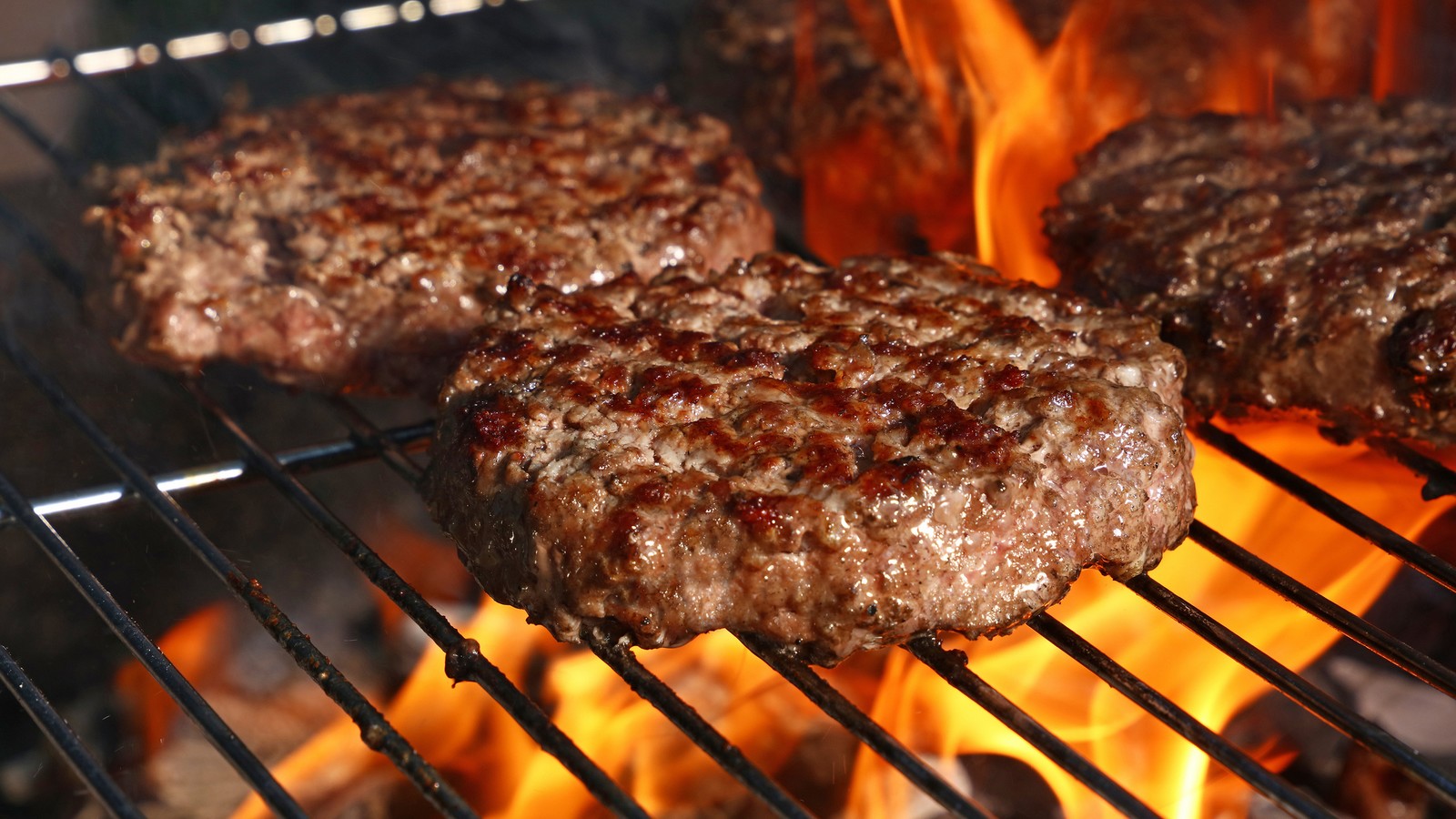Mit dem Eiswürfel-Trick wird der Burger auf dem Grill extrem saftig 61 Burger grillen