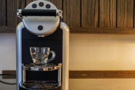 Kaffeemaschine als Waschmaschine im Hotel verwenden: Umstrittener Travel-Hack sorgt für Kopfschütteln