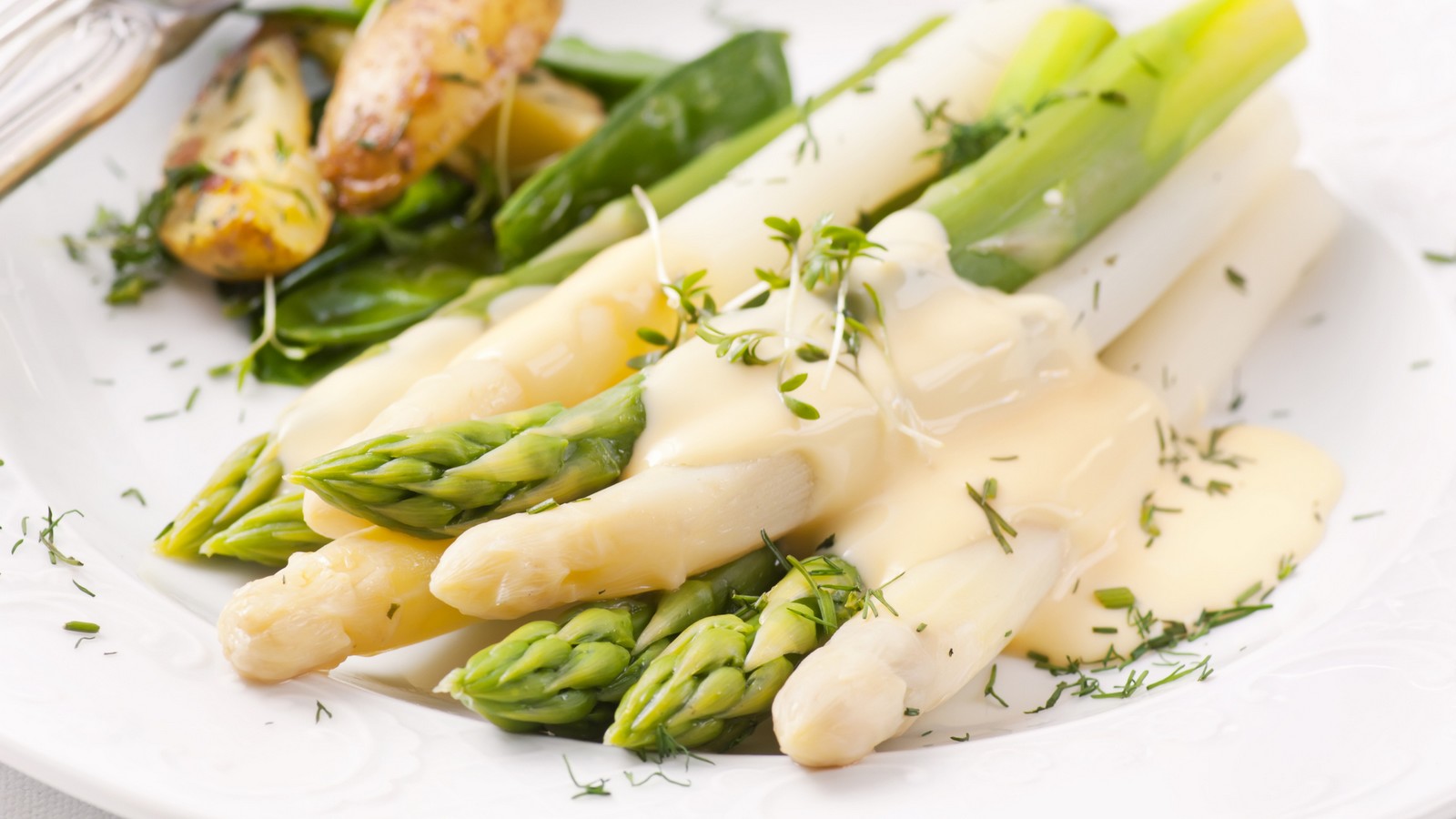 Mit dieser Geheimzutat behält Spargel beim Kochen seine Farbe 61 Spargel