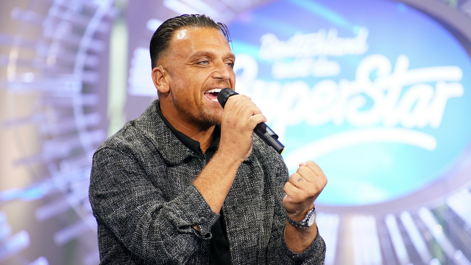 Wenn Menowin Fröhlich das DSDS-Finale gewinnen sollte: "Ich würde auf die Knie gehen und meinem Herrn Jesus danken" 61 Menowin Fröhlich bei DSDS 2026