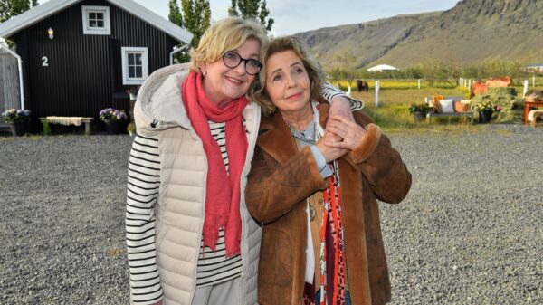 Saskia Vester und Michaela May in "Das Traumschiff"