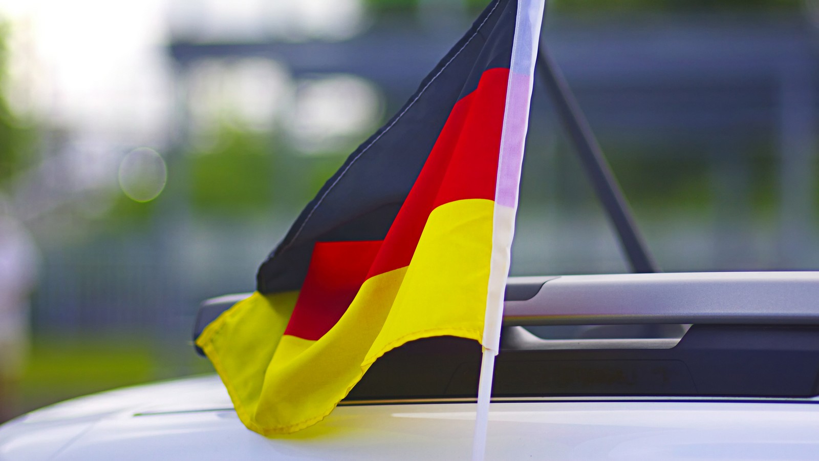 WM-Fahnen am Auto? Was erlaubt ist - und wann Strafen drohen 61 Deutschlandfahne am Auto