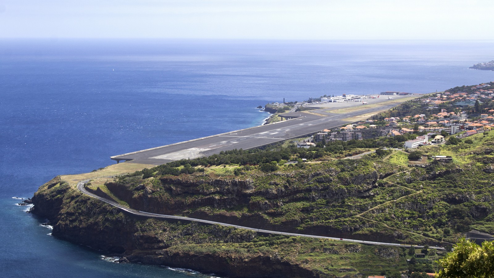 Flughafen wird nach Cristiano Ronaldo umbenannt - und der ist extrem gefährlich! 61 Flughafen Madeira