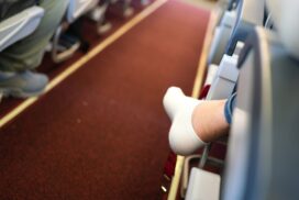 Es ist nicht der Geruch: Darum sollte man seine Schuhe im Flugzeug nie ausziehen
