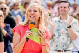 Rassismus-Eklat im "Fernsehgarten"? Der Sender meldet sich zu Wort - "Andrea Kiewel bedauert ihre Worte und entschuldigt sich" 66 Rassismus-Eklat im „Fernsehgarten“? Der Sender meldet sich zu Wort – „Andrea Kiewel bedauert ihre Worte und entschuldigt sich“