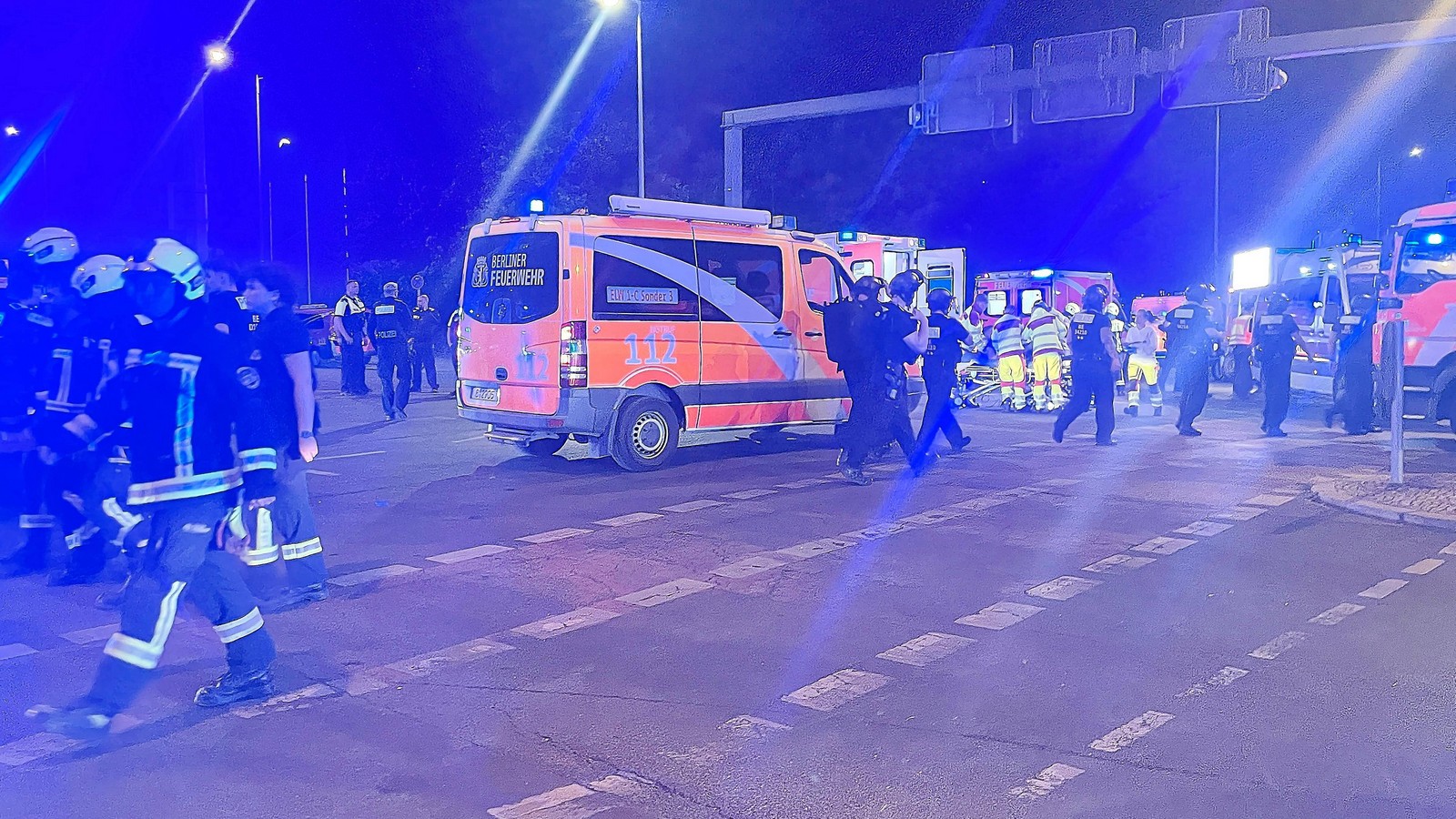 CSD Berlin: Auto rast in Menschenmenge - Augenzeugen melden sich zu Wort 61 CSD Berlin