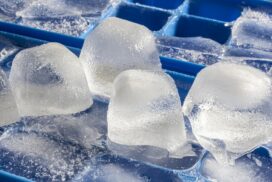 Darum sollte man warmes Wasser in die Eiswürfelform geben
