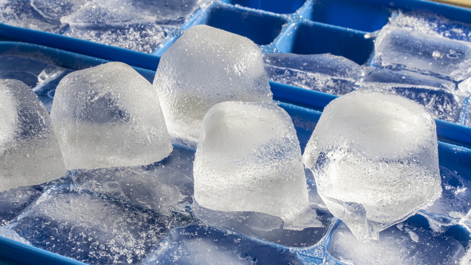 Darum sollte man warmes Wasser in die Eiswürfelform geben 61 Eiswürfel