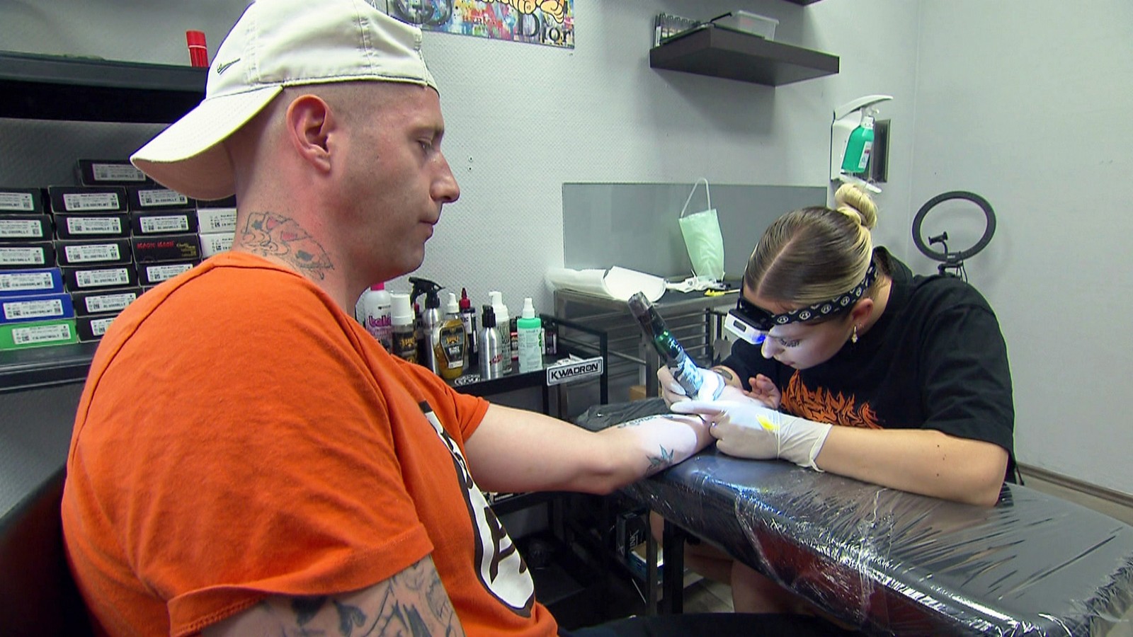 "Armes Deutschland": Bürgergeld-Empfänger Chris bekommt Tattoo auf Staatskosten - er habe "viel Geld übrig" 61 "Armes Deutschland"