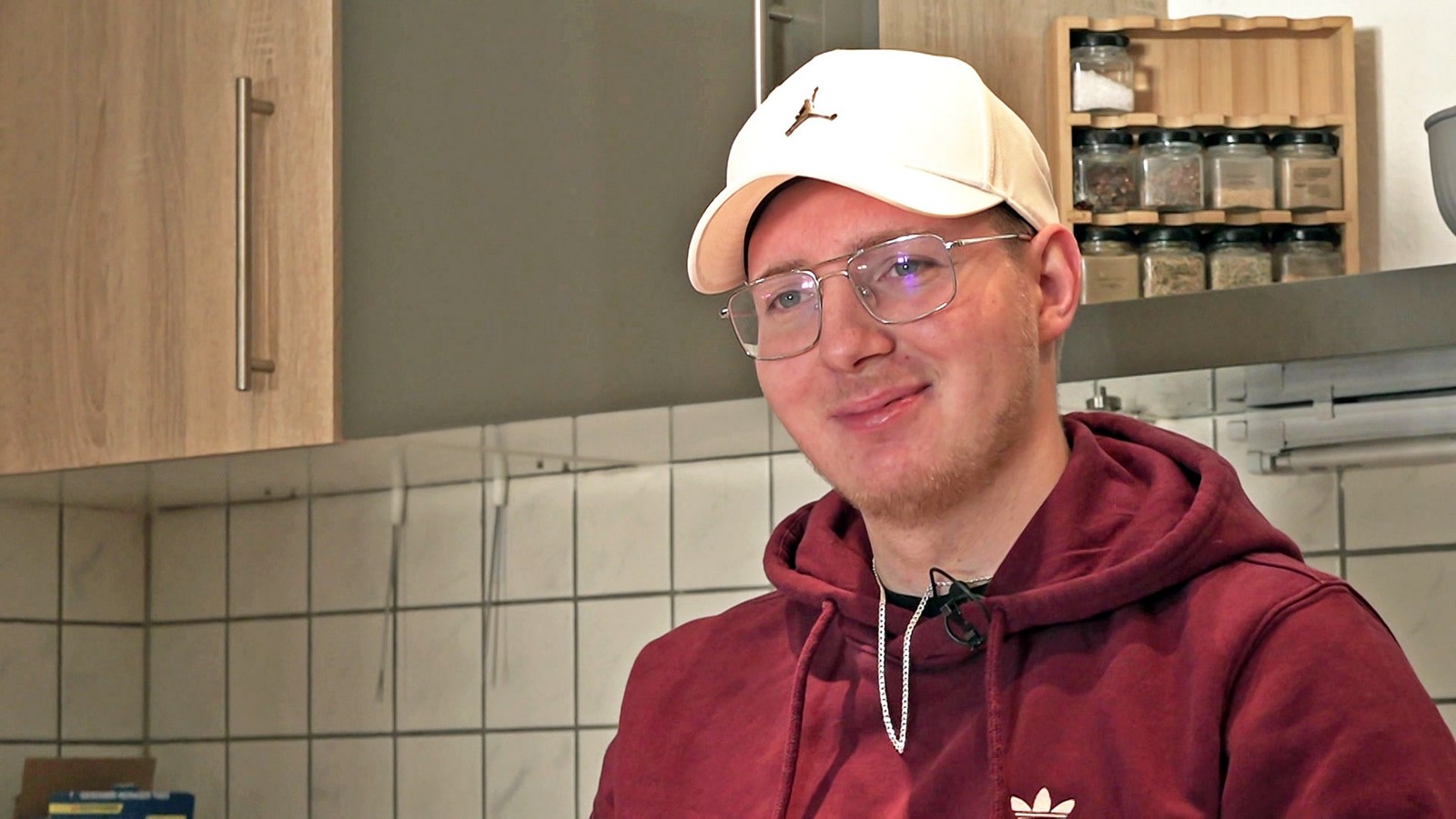 "Hartz und herzlich": Jonas will Führerschein mit Hypnose bestehen 61 Jonas aus "Hartz und herzlich"