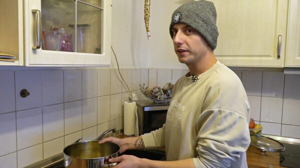 Wegen Blut im Stuhl: "Hartz und herzlich"-Pascal macht erstmals Spiegeleier 26 Pascal aus "Hartz und herzlich"