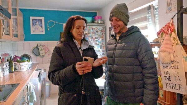 „Hartz und herzlich“: Pascal will seine gesundheitlichen Beschwerden mit der Heißluftfritteuse verbannen 27 Ella und Pascal aus "Hartz und herzlich"
