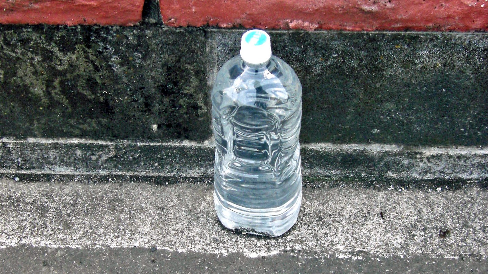 Niemals trinken: Darum stehen in Italien oft Wasserflaschen vor der Haustür 61 Wasserflasche vor der Tür