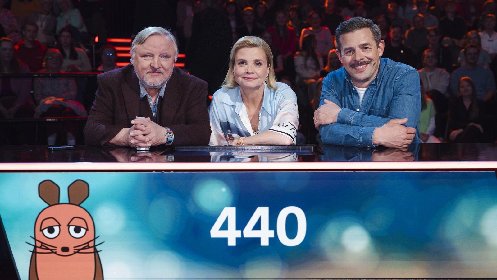 Nachfolger steht bereits fest: Annette Frier verlässt "Die große Maus-Show" 72 Axel Prahl, Teamkapitänin Annette Frier und Klaas Heufer-Umlauf in der "Maus Show"