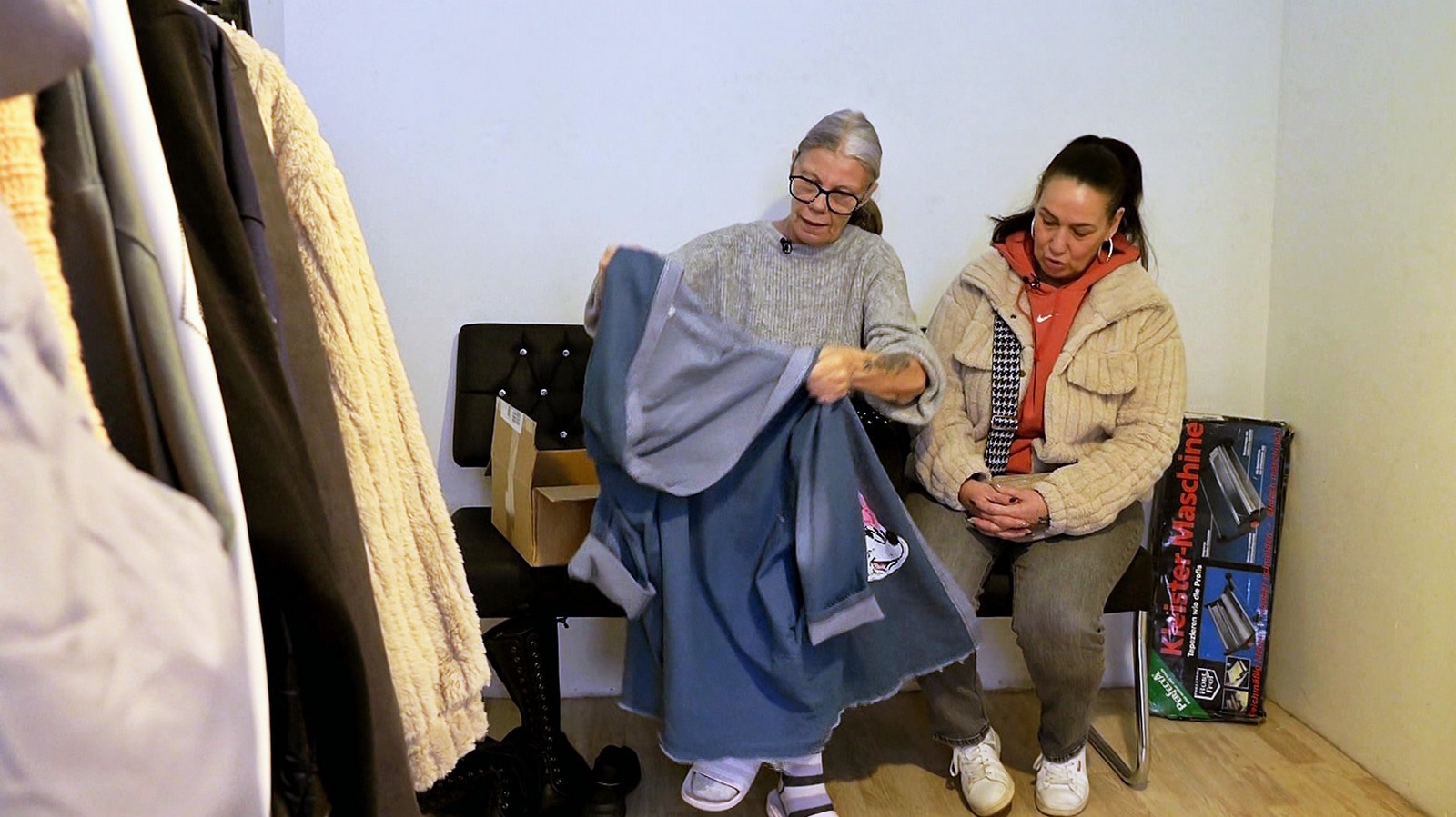 "Hartz und herzlich": Beate hat jetzt ein eigenes Ankleidezimmer - finanziert vom Amt 61 Beate und Ela aus "Hartz und herzlich"