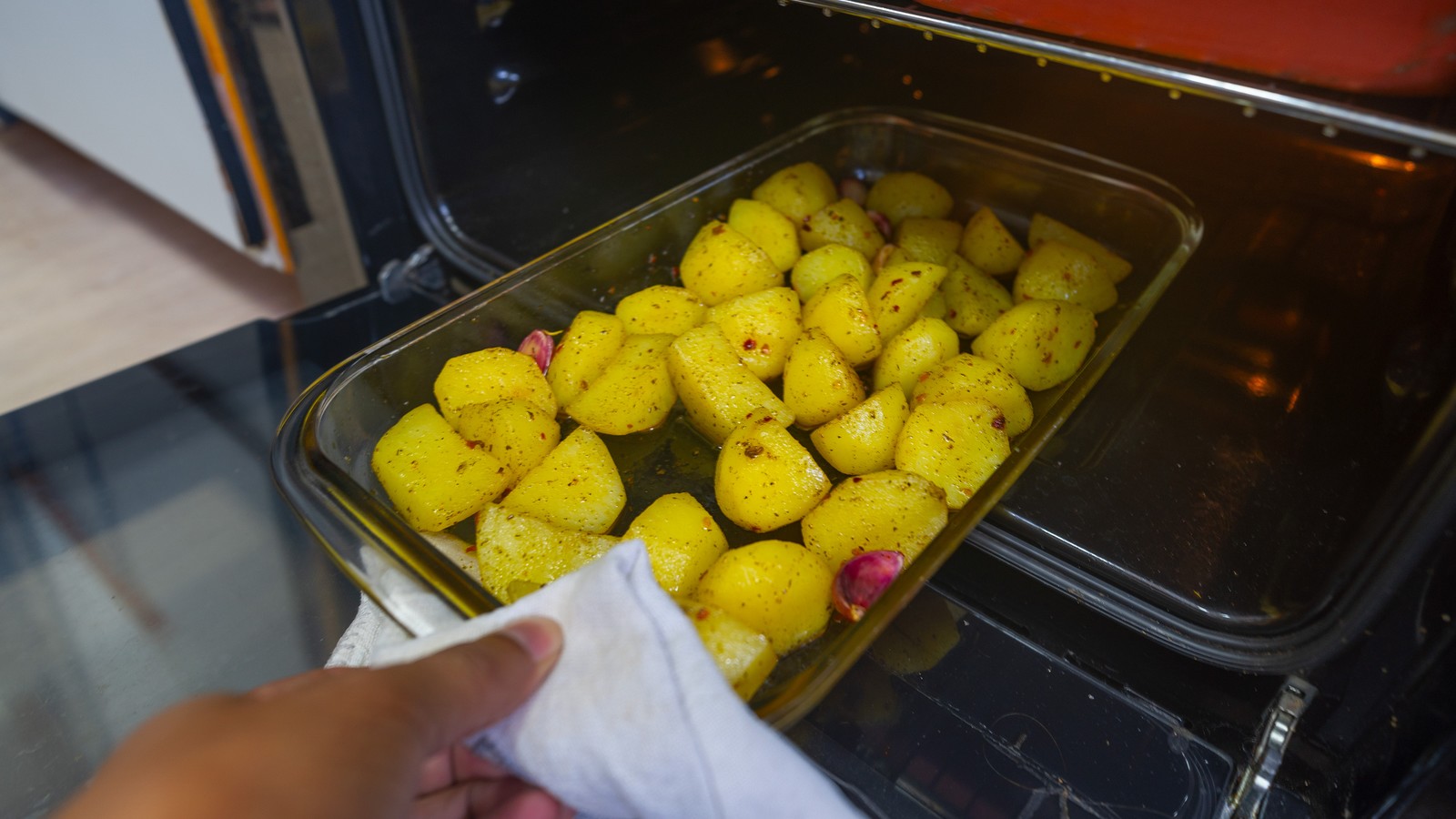 Können Kartoffeln im Backofen wirklich "explodieren"? Dieser einfache Trick verhindert die Sauerei 72 Kartoffeln