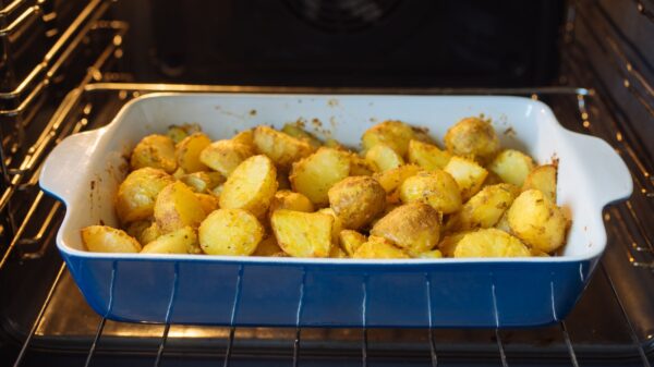 Können Kartoffeln im Backofen wirklich "explodieren"? Dieser einfache Trick verhindert die Sauerei 36 Kartoffeln