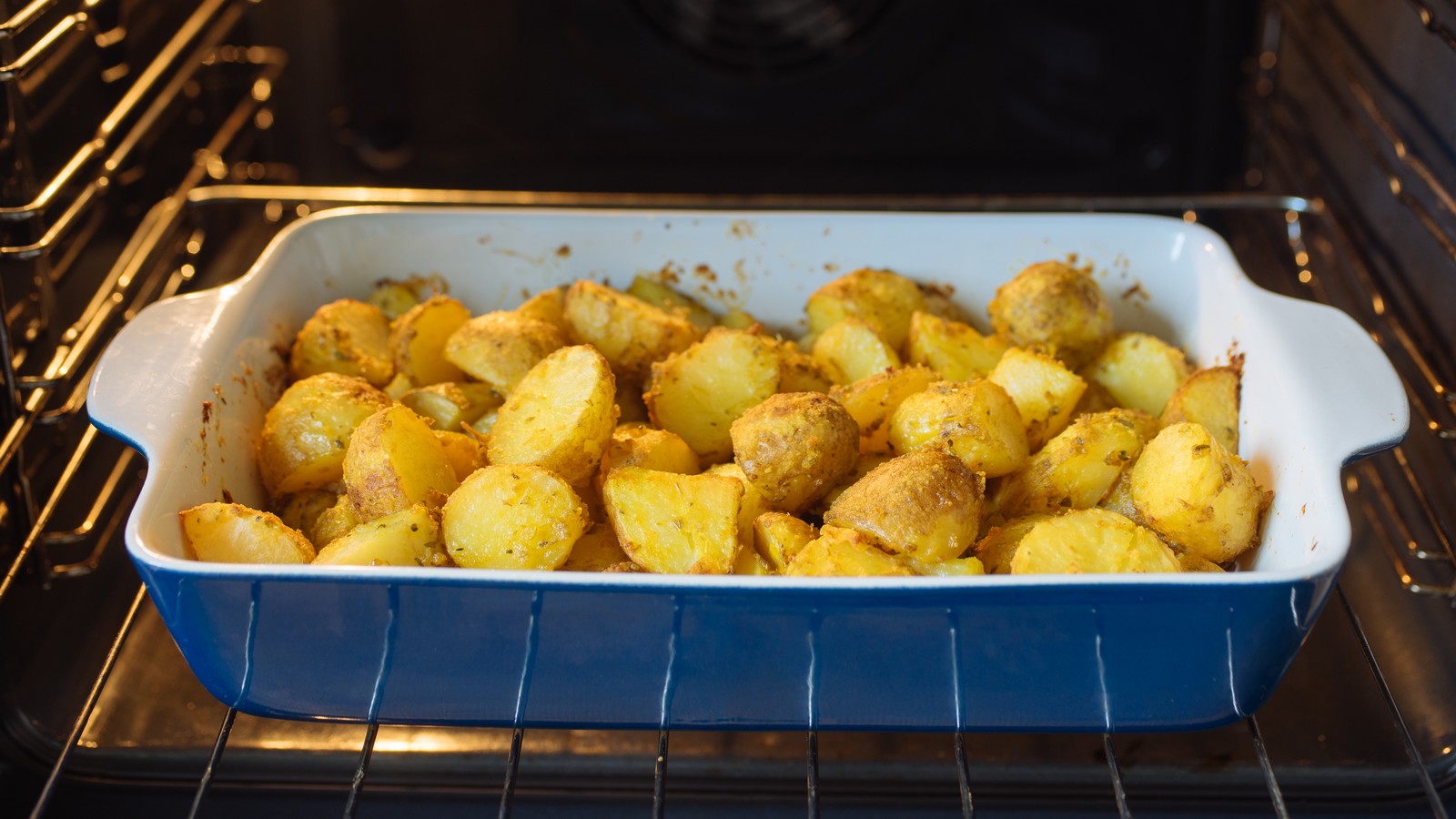 Können Kartoffeln im Backofen wirklich "explodieren"? Dieser einfache Trick verhindert die Sauerei 61 Kartoffeln