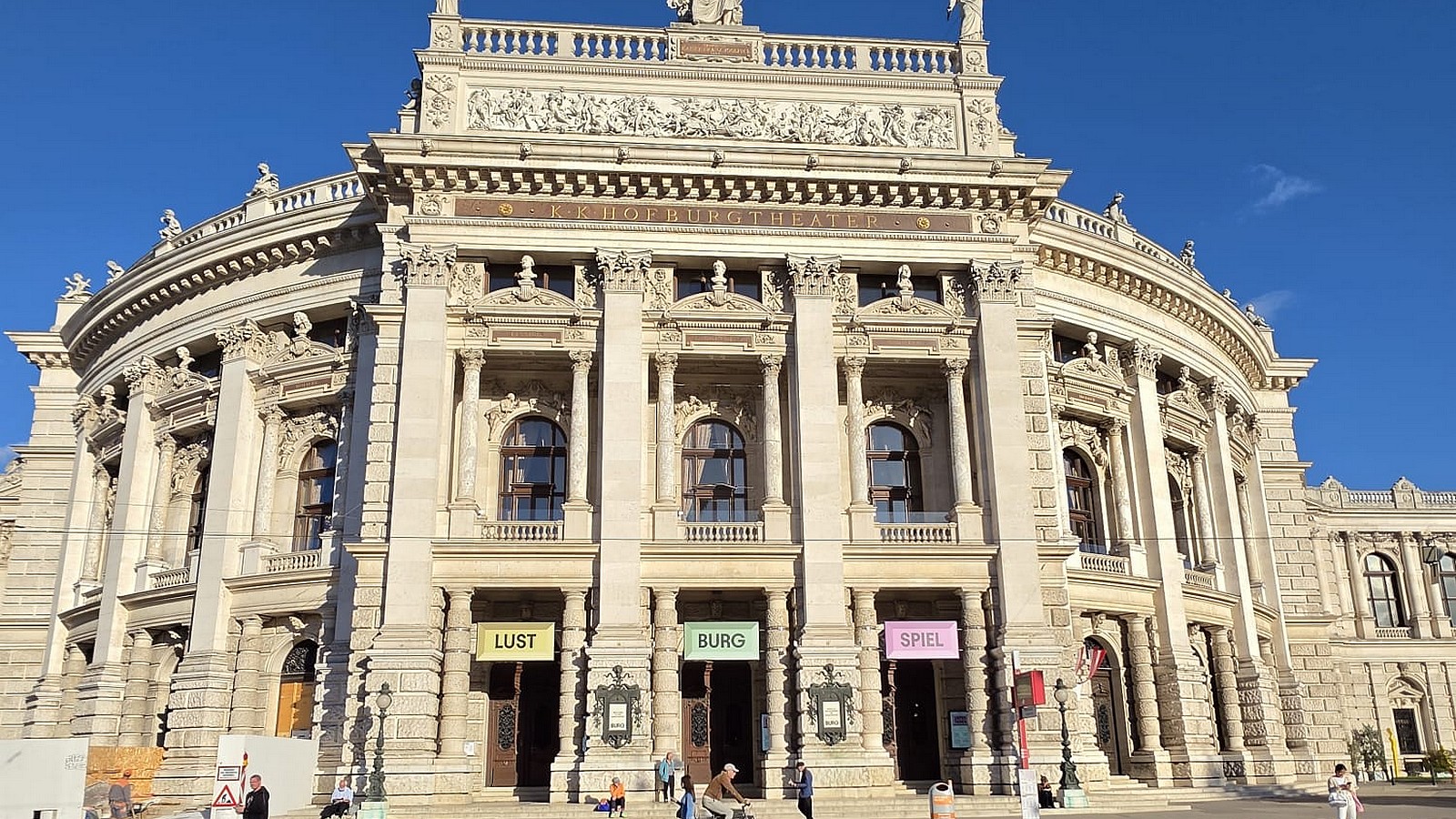 Die 20 schönsten Sehenswürdigkeiten in Wien – diese Orte muss man gesehen haben 81 Burgtheater in Wien