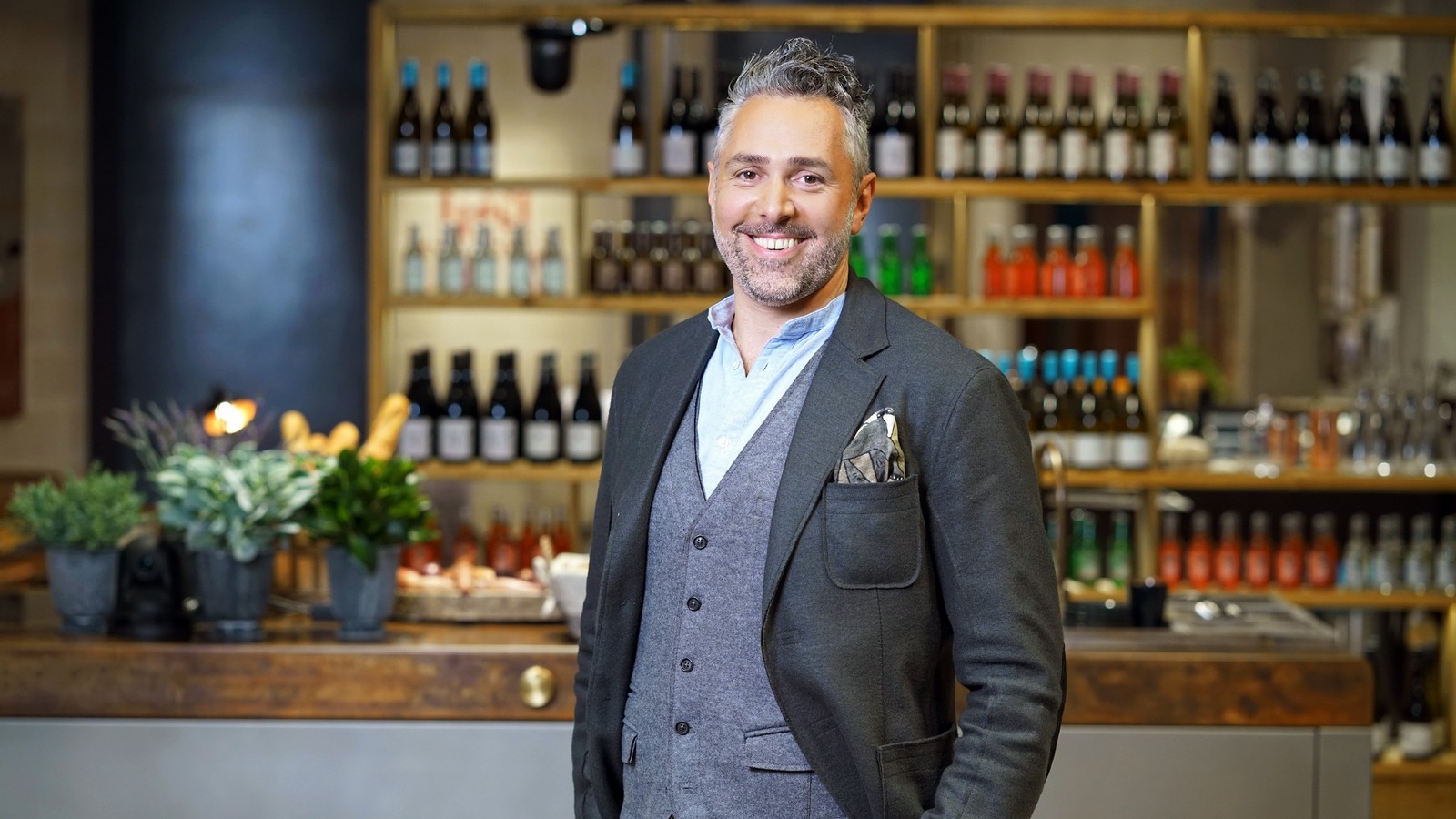 Vegetarierin fühlte sich bei "First Dates" vorgeführt - Metzger schenkt ihr eine Wurst in Herzform 72 Gastgeber Roland Trettl