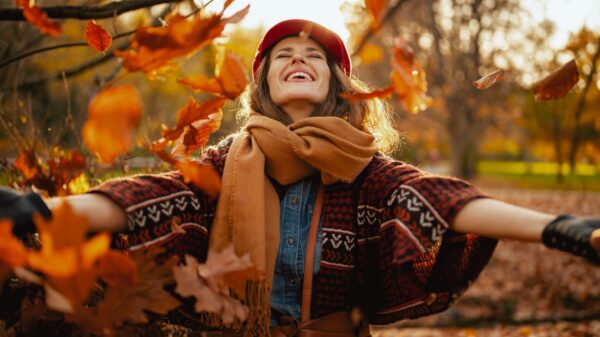 Diese 4 Sternzeichen stehen im Herbst 2026 vor einem Neuanfang 36 Glückliche Frau im Herbst