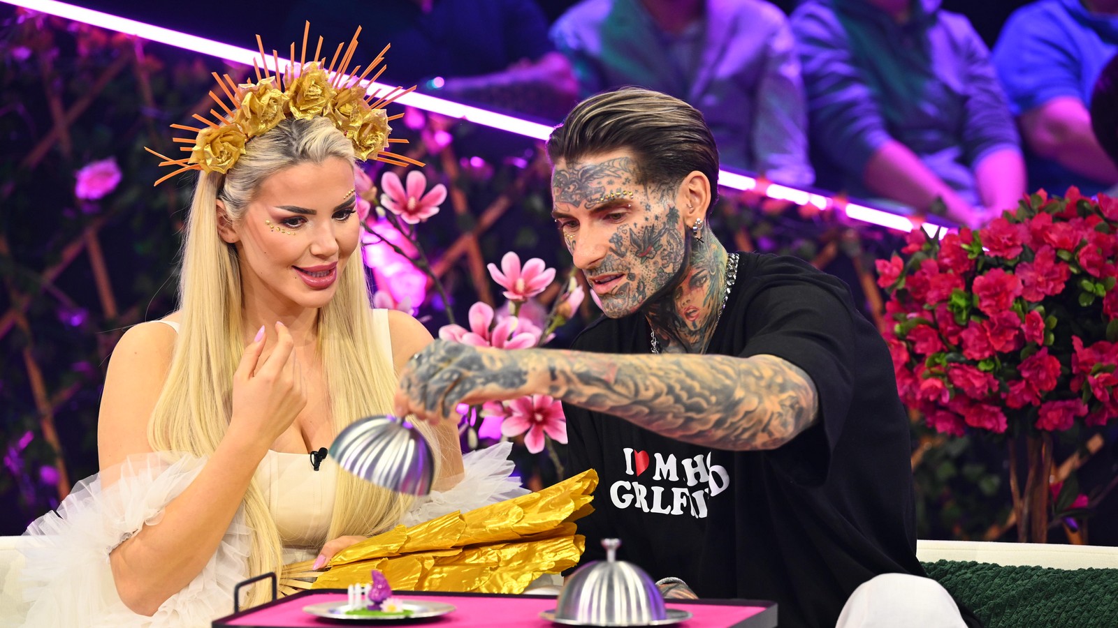 Kritische Fragen an Kim Virginia und Nikola Grey bei "Promi Big Brother" verboten? Sat.1 dementiert "Maulkorb"-Vorwurf 72 Kim Virginia und Nikola Grey bei "Promi Big Brother" 2026