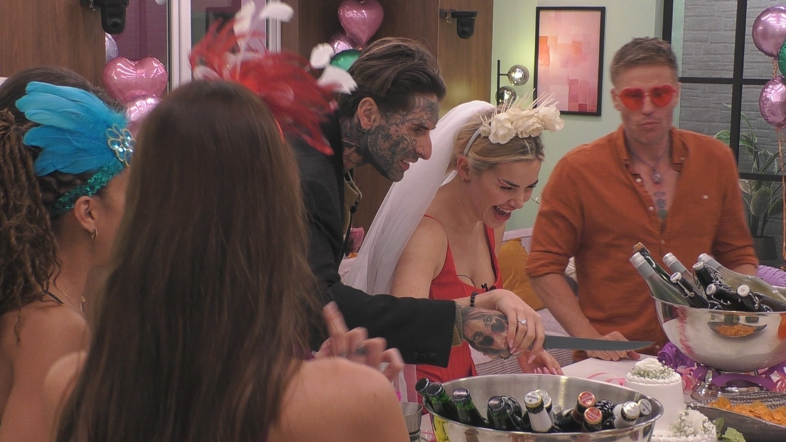 Erstmal unter die Dusche: So ging es nach der "Promi Big Brother"-Hochzeit bei Kim Virginia und Nikola Grey weiter 72 Kim Virginia und Nikola Grey bei "Promi Big Brother" 2026