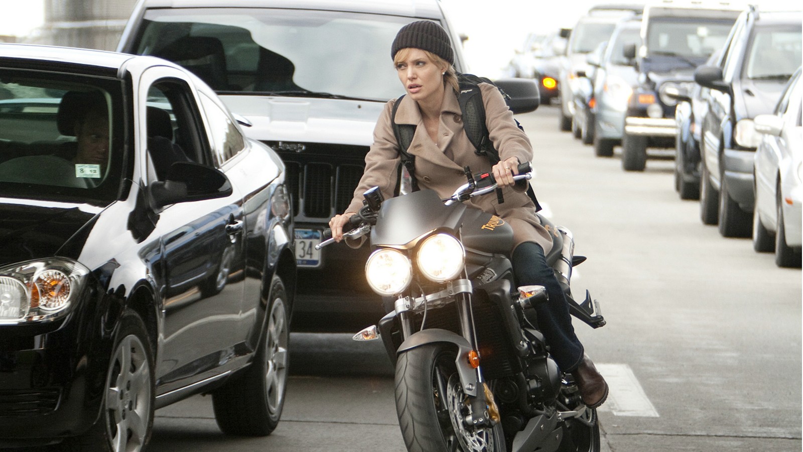 „Salt“: Angelina Jolie riskierte bei diesem Stunt einiges – und wollte kein Double 72 Angelina Jolie in "Salt"