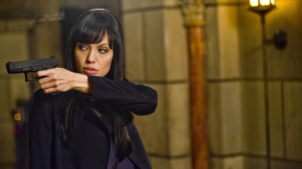 „Salt“: Angelina Jolie riskierte bei diesem Stunt einiges – und wollte kein Double 27 Angelina Jolie in "Salt"
