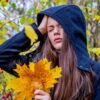 Diese 3 Sternzeichen erleben im Herbst eine böse Liebes-Überraschung 63 Trauriges Mädchen im Herbst