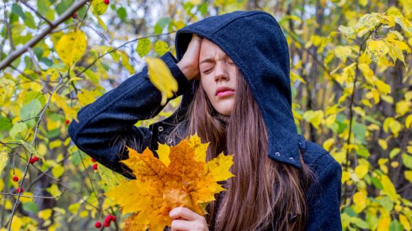 Diese 3 Sternzeichen erleben im Herbst eine böse Liebes-Überraschung 36 Trauriges Mädchen im Herbst